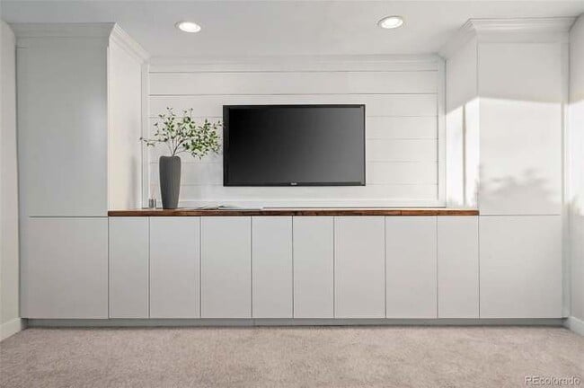 Building Photo - 3090 S Franklin St