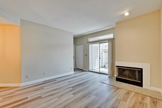 Foto del edificio - 2/2 Downstairs Unit in Desirable Park Alma...
