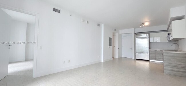 Building Photo - 1300 Brickell Bay Dr