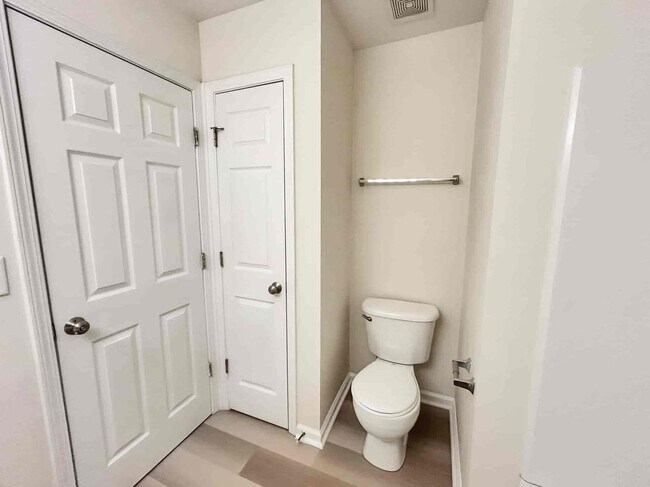 Building Photo - 4033 Edgecomb Dr