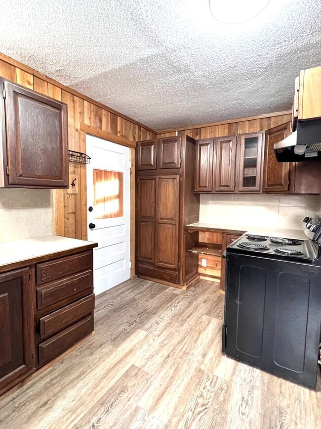 Building Photo - Adorable Cottage on Lytle