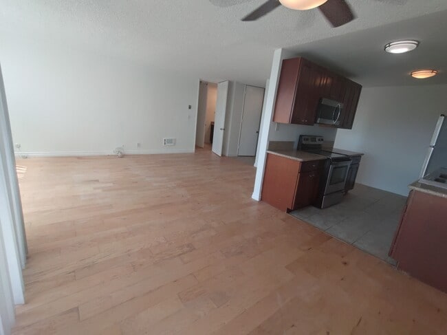 Building Photo - 5950 Canterbury Dr