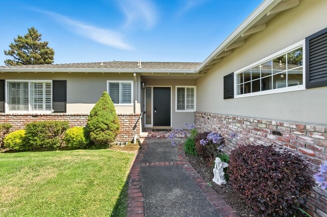 Building Photo - Spacious 2BD/2BA Home with Bonus Huge Room...