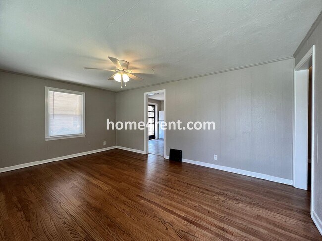 Foto del edificio - Cozy Ranch Style Home in KCMO w/ Wood Floors and a Fenced in Yard!