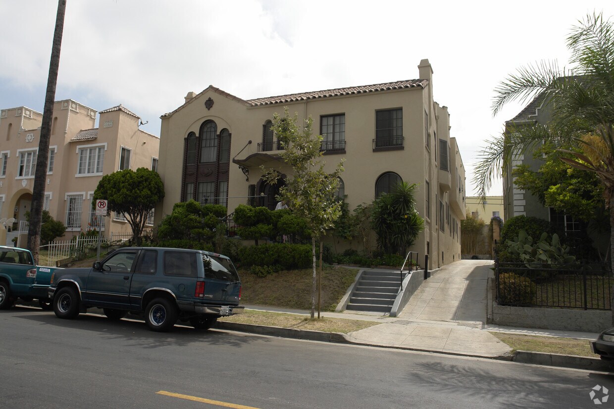 Building Photo - 132 S Kenmore Ave