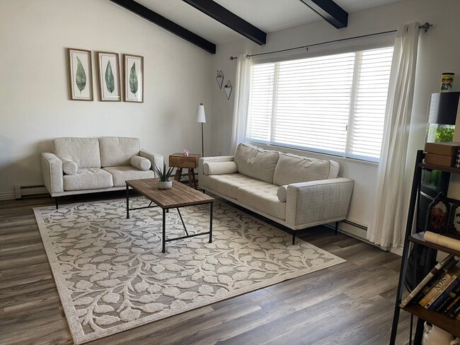 Foto del edificio - 595 McMullin Dr