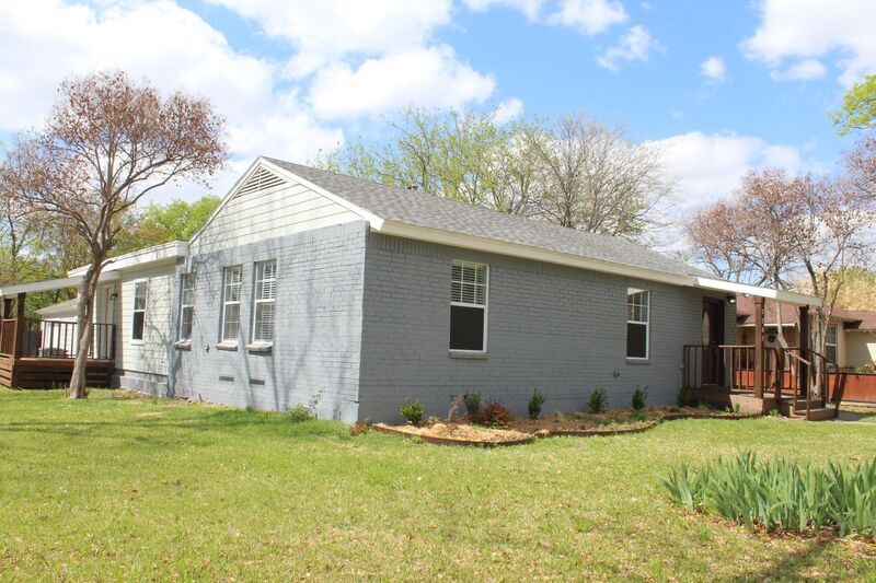 Primary Photo - 2205 Farola Dr