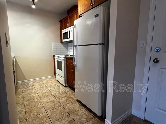 Photo du bâtiment - 598-598 Sutherland Ave