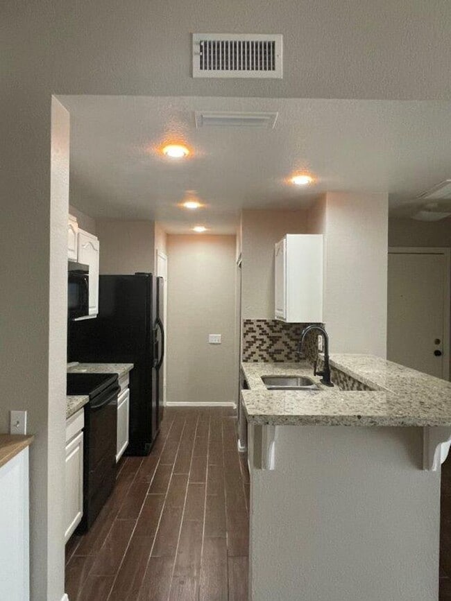 Building Photo - 2035 S Elm St