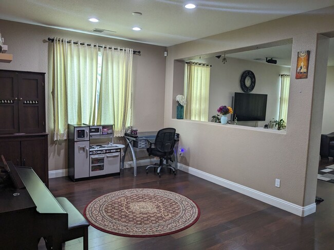 Building Photo - Lovely 4 Bedroom Blackstone Home