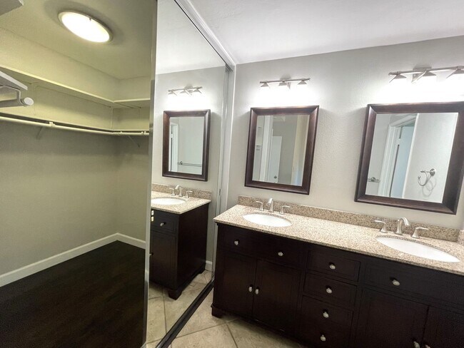 Foto del edificio - 1525 W Country Club Ln