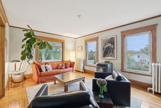 Foto del edificio - 38 Ocean House Rd