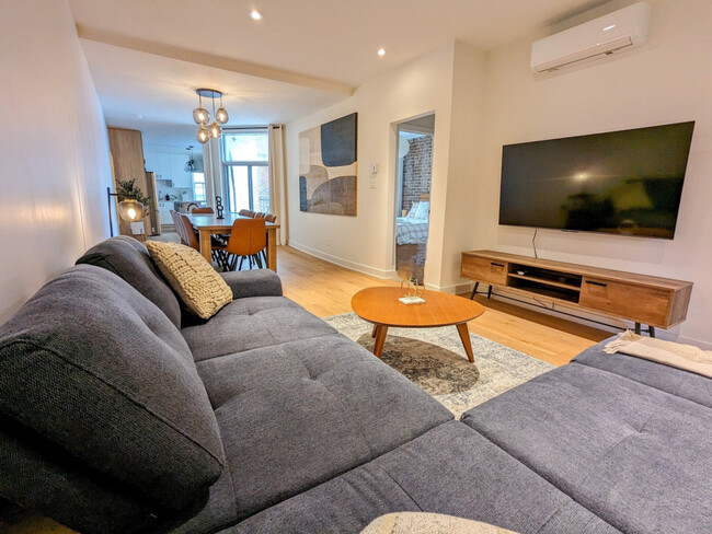 Building Photo - 4619 R. Saint-Denis
