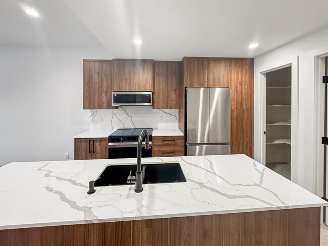 Building Photo - 83 Coulee Cres SW