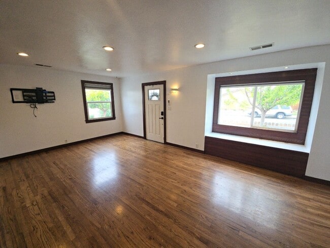 Building Photo - Beautifully designed 2BD/1BA home located near Henderson Center!