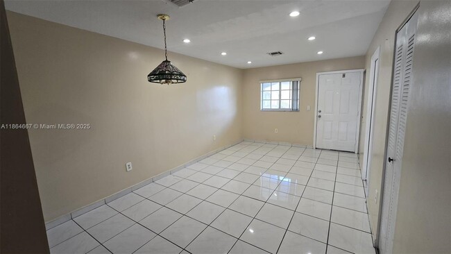Foto del edificio - 8851 NW 119th St