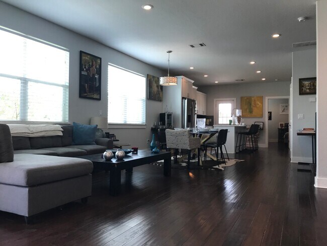 Foto del edificio - BEAUTIFUL, OPEN TOWNHOUSE CLOSE TO DOWNTOWN