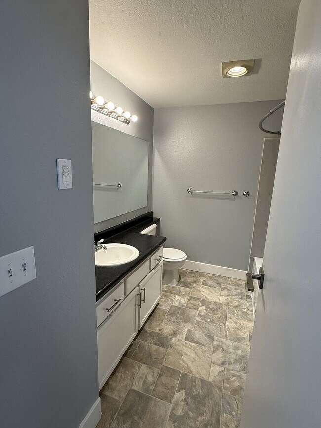 Foto del edificio - Charming & Spacious 1 Bedroom Condo Retreat in Renton