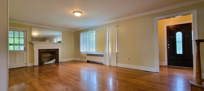 Foto del edificio - Large brick 2 story on huge corner lot in ...