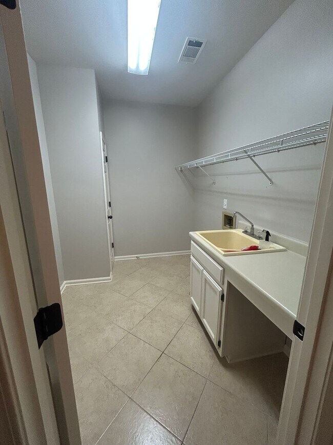Foto del edificio - Charming 4-Bed, 3-Bath Home in Colliervill...
