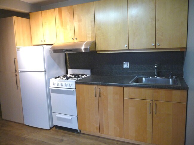 Building Photo - 371 Chestnut St