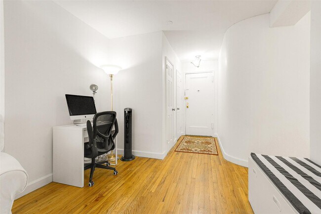 Foto del edificio - 72-10 112th St