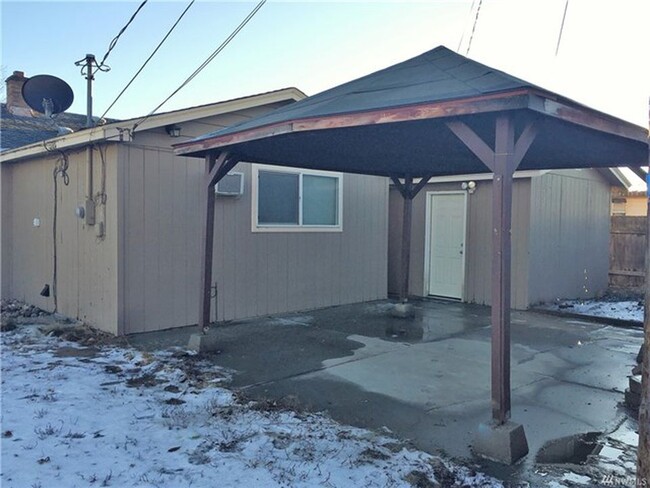 BACKYARD GAZEBO - 258 Knolls Vista Dr