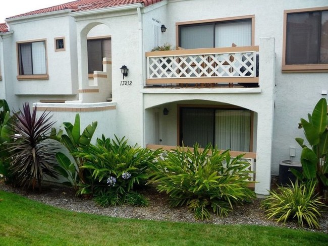 Building Photo - Beautiful Casa Blanca Condo