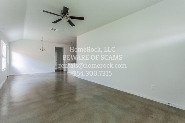 Building Photo - 3 Bedroom 2 Bath Available NOW