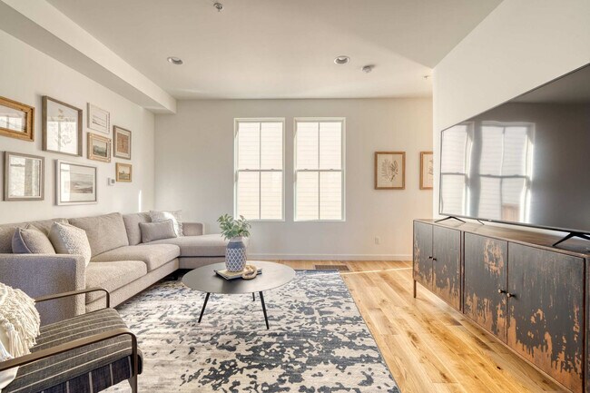 Building Photo - 516 NE 56th Ave