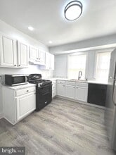 Building Photo - 405 N 2nd St