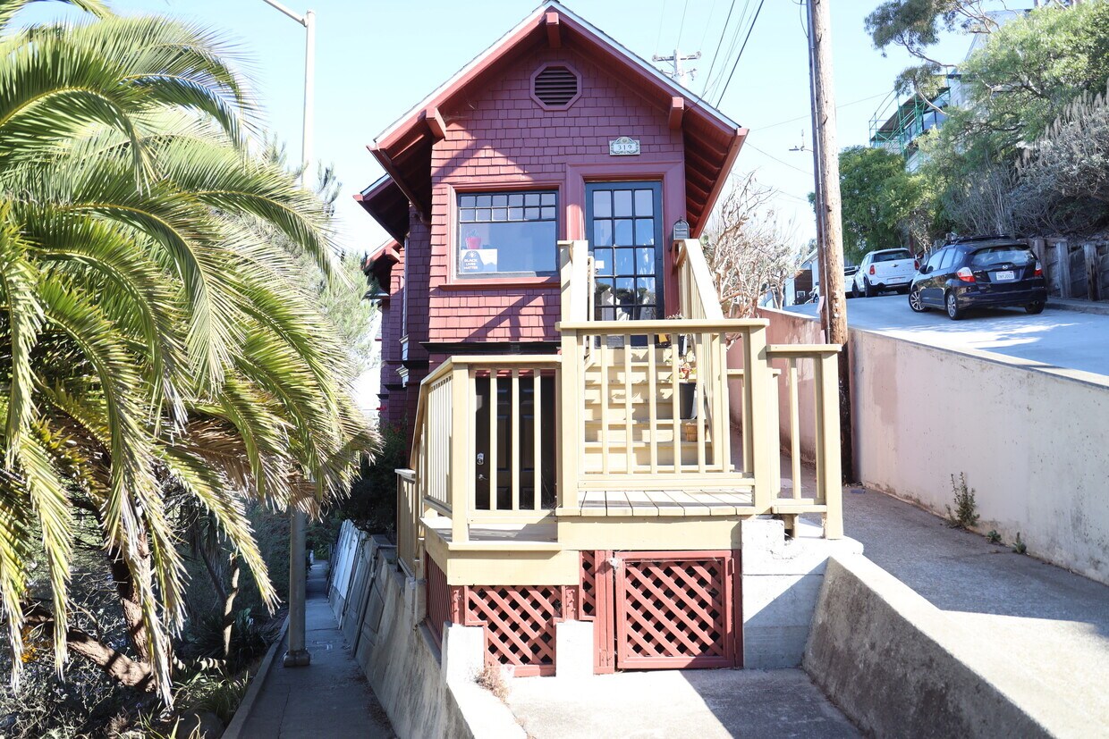 Primary Photo - 319 Virginia Ave