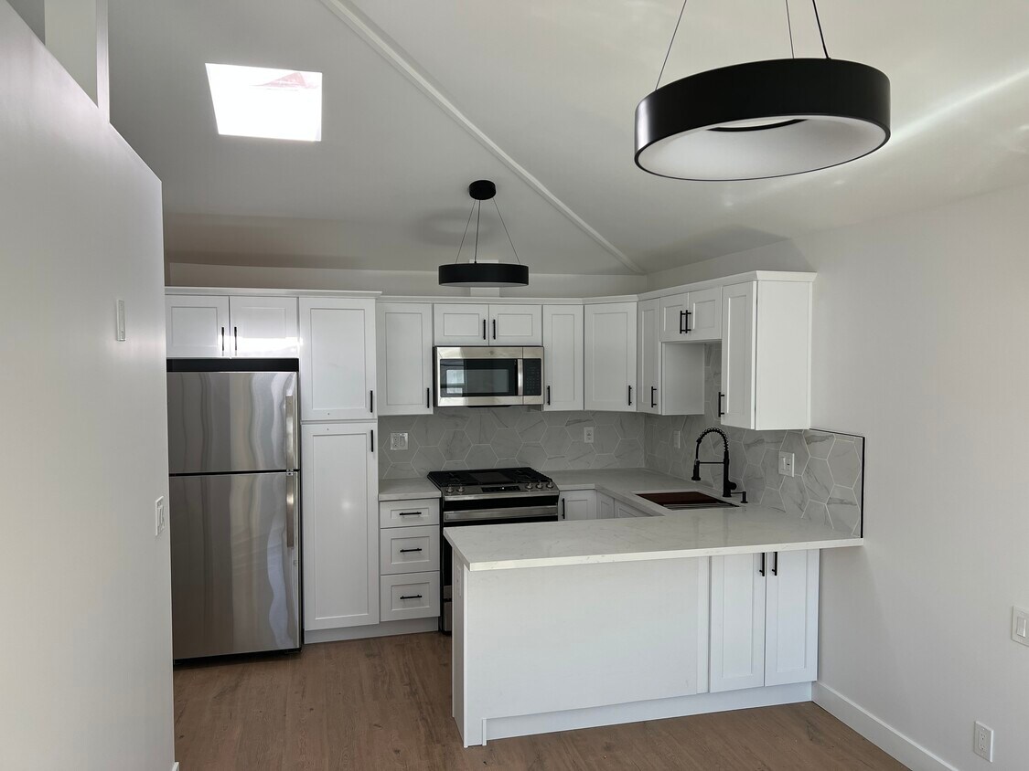 Foto principal - 1 Bed, 1 Bath Private Back House near Burb...