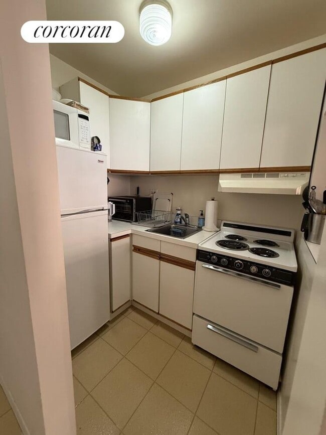 Building Photo - 524 W 50th St