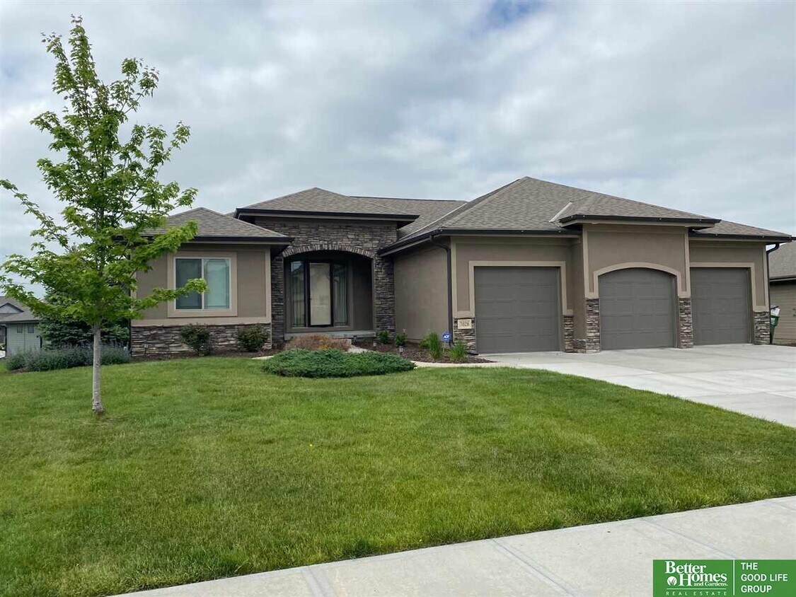 7028 Beth Ave, Papillion, NE 68133 House for Rent in Papillion, NE