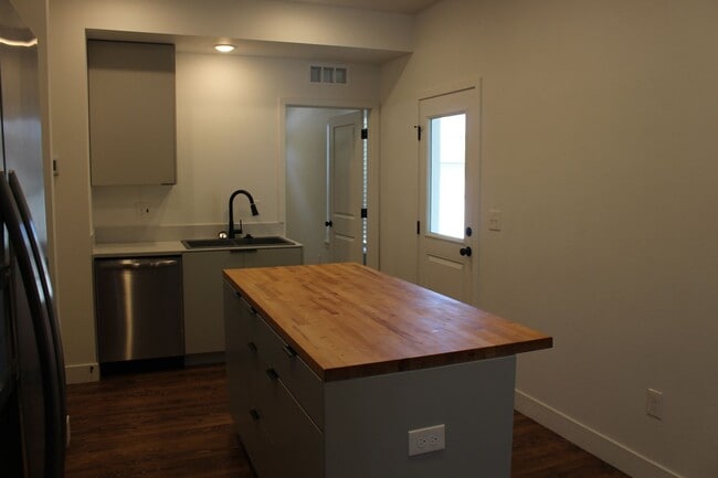 Building Photo - Modern Chic 3 Bedroom Condo in Wellington