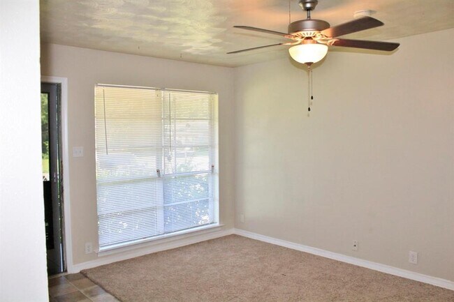 Building Photo - 929 Manhattan Dr