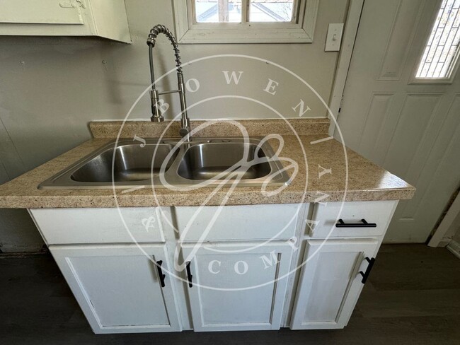 Building Photo - Charming 3 Bedroom Home with Spacious Yard...