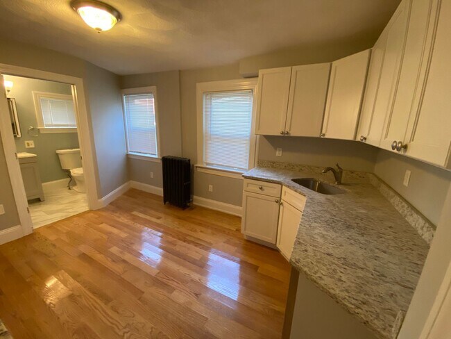 Building Photo - 9/1 Renovated 2BR in Davis Sq, w/d in unit...