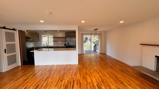 Foto del edificio - Beautifully updated 3-bedroom, 3-bath home...