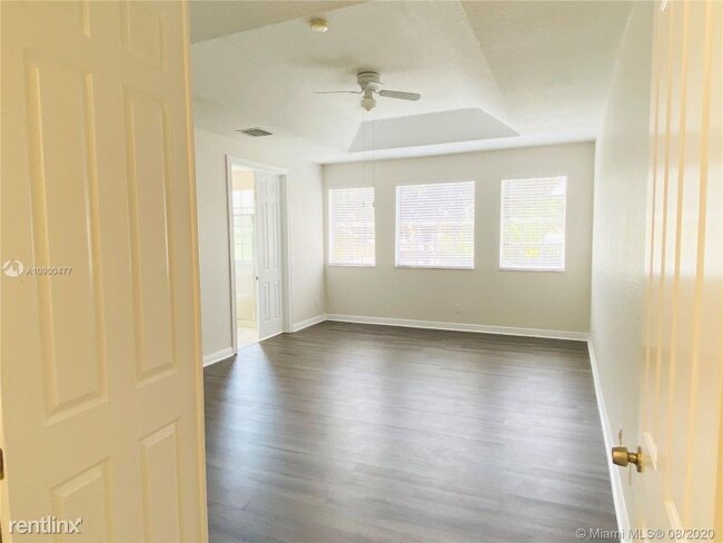 Building Photo - 8110 Royal Palm Blvd