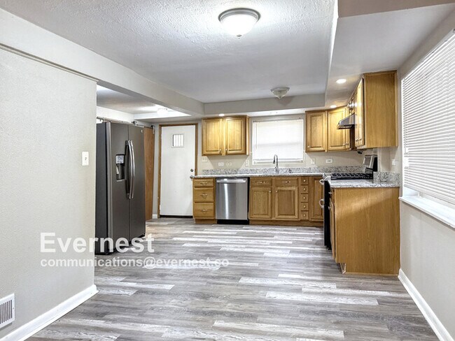 Foto del edificio - 116 Saunders Station Rd