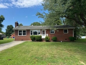 Building Photo - 246 Phillips Dr
