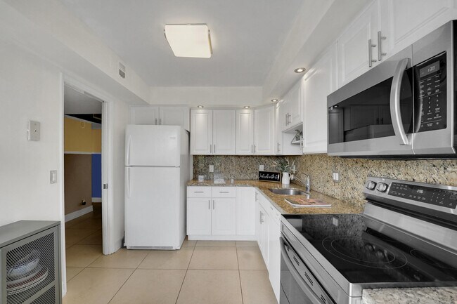 Building Photo - 3351 S Palm Aire Dr