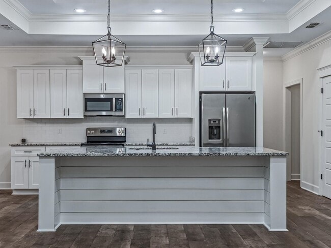 Building Photo - Private Home on 2 Acres Available Now!