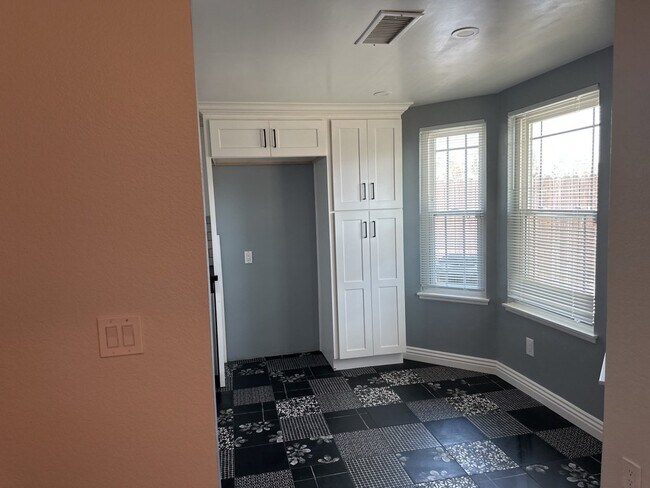 Building Photo - Stunning 5 Bedroom Rental Home with 2 Full...