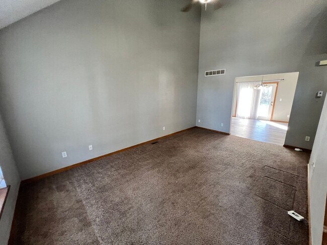 Building Photo - 3 Bed, 1.5 Bath Duplex with Garage and Extra Storage Space!