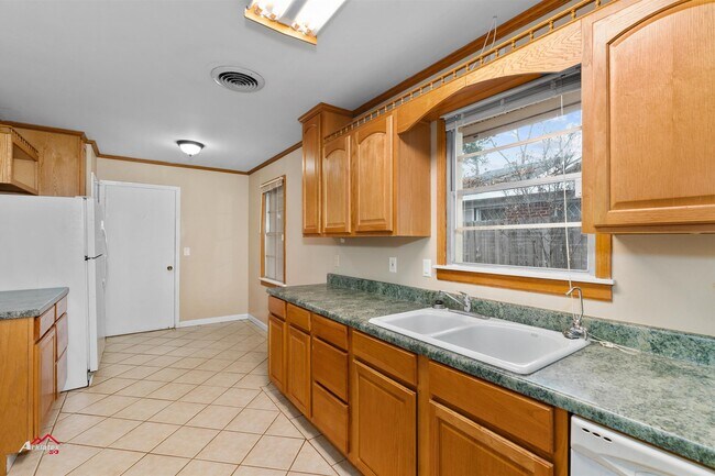 Building Photo - 826 Martha Ln