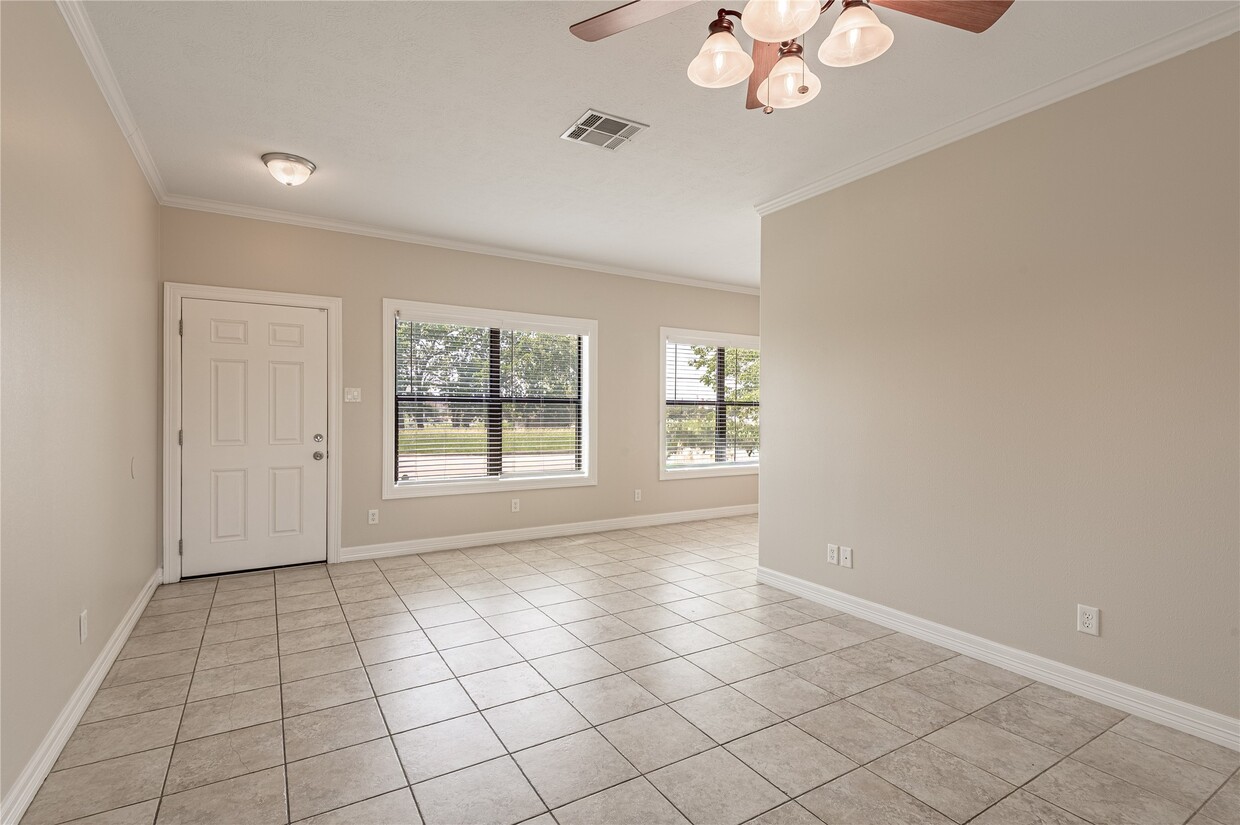 Building Photo - 2121 Normal Park Dr