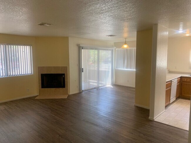 Foto del edificio - GREAT GATED COMMUNITY 2 BEDROOM -2 BATH -LOCATED CENTRALLY!!!